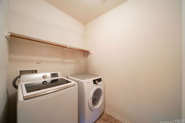 14406 Barn Ct, Elmendorf, TX 78112