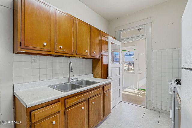 1008 E RIO GRANDE Avenue, El Paso, TX 79902