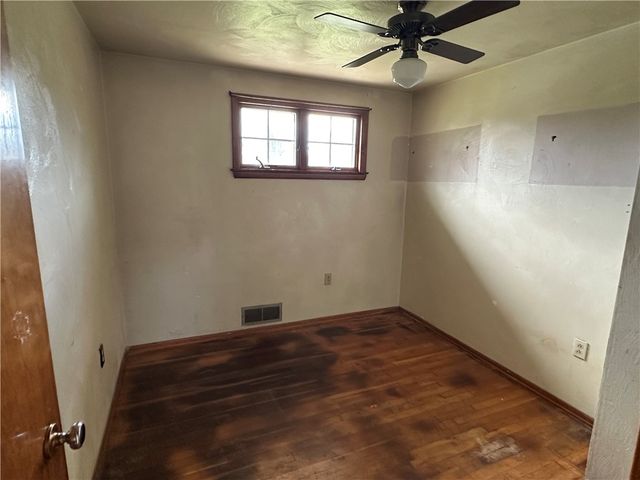 14 W Hillcrest Rd, Nottingham, PA 15330