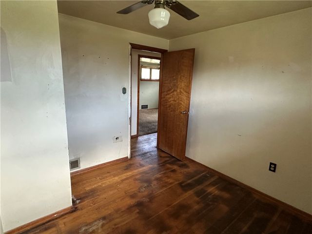 14 W Hillcrest Rd, Nottingham, PA 15330