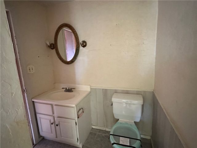 14 W Hillcrest Rd, Nottingham, PA 15330