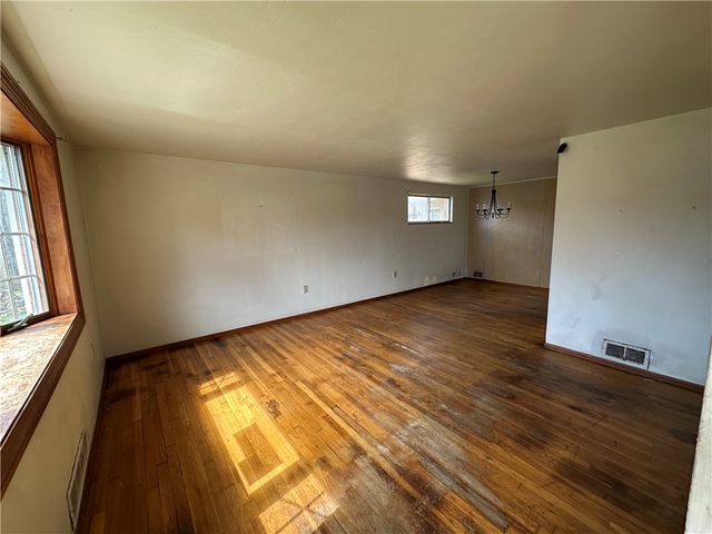 14 W Hillcrest Rd, Nottingham, PA 15330