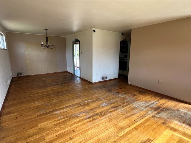 14 W Hillcrest Rd, Nottingham, PA 15330