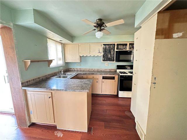 14 W Hillcrest Rd, Nottingham, PA 15330