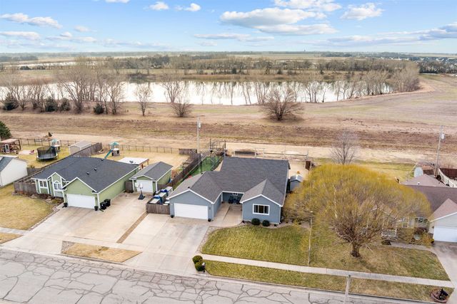 1326 Lakeview Dr, Salina, KS 67401