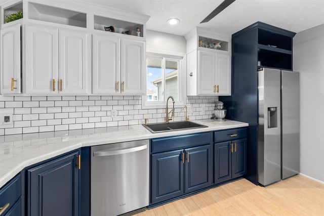 1326 Lakeview Dr, Salina, KS 67401