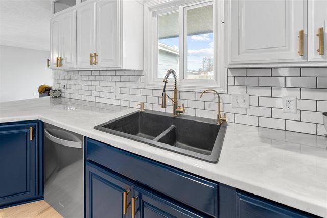 1326 Lakeview Dr, Salina, KS 67401