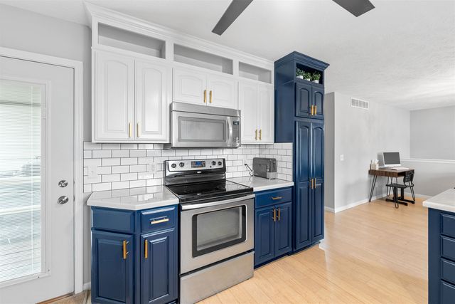 1326 Lakeview Dr, Salina, KS 67401