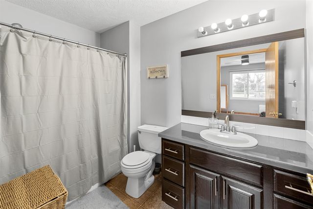 1326 Lakeview Dr, Salina, KS 67401