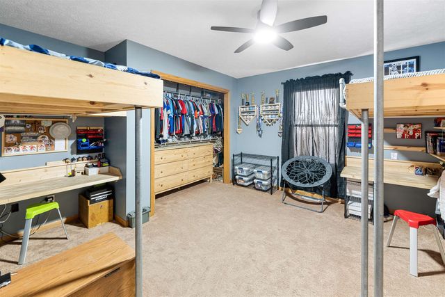 1326 Lakeview Dr, Salina, KS 67401