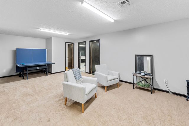 1326 Lakeview Dr, Salina, KS 67401