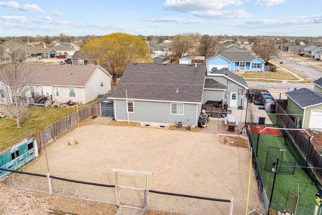 1326 Lakeview Dr, Salina, KS 67401