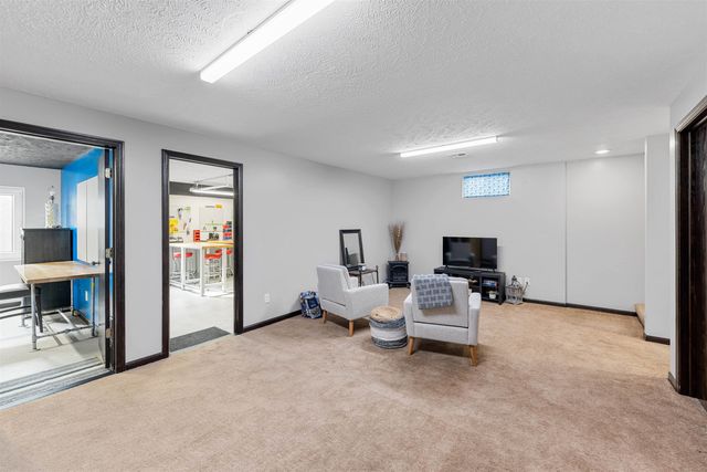 1326 Lakeview Dr, Salina, KS 67401