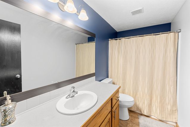 1326 Lakeview Dr, Salina, KS 67401