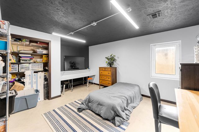 1326 Lakeview Dr, Salina, KS 67401