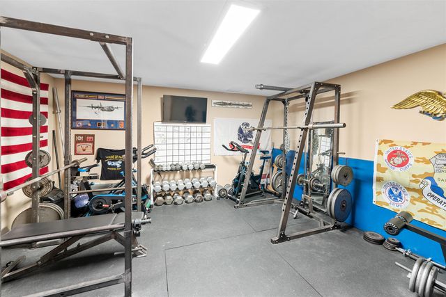 1326 Lakeview Dr, Salina, KS 67401