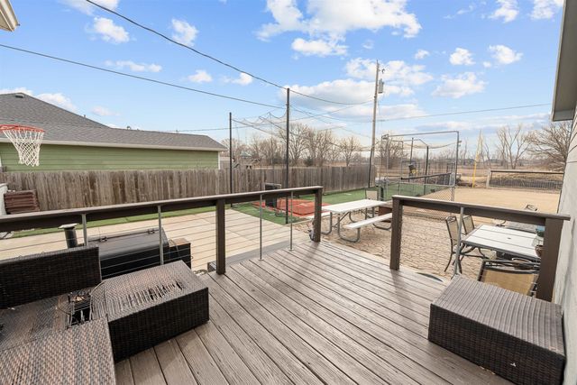 1326 Lakeview Dr, Salina, KS 67401