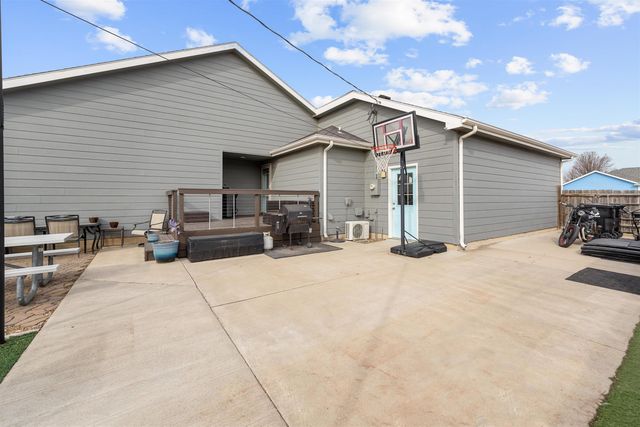 1326 Lakeview Dr, Salina, KS 67401