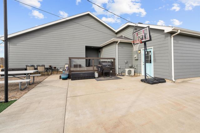 1326 Lakeview Dr, Salina, KS 67401