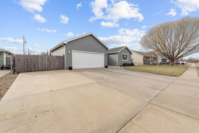 1326 Lakeview Dr, Salina, KS 67401