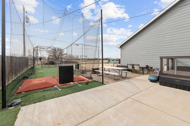 1326 Lakeview Dr, Salina, KS 67401