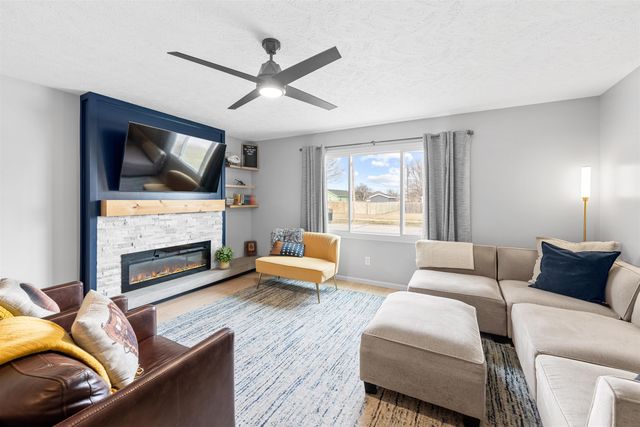 1326 Lakeview Dr, Salina, KS 67401