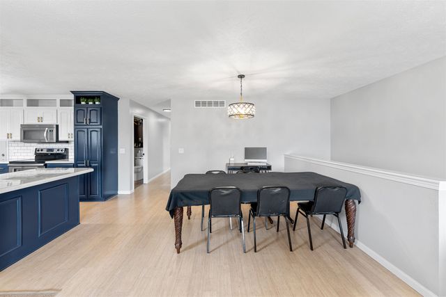 1326 Lakeview Dr, Salina, KS 67401