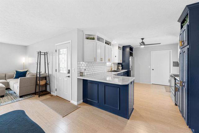 1326 Lakeview Dr, Salina, KS 67401