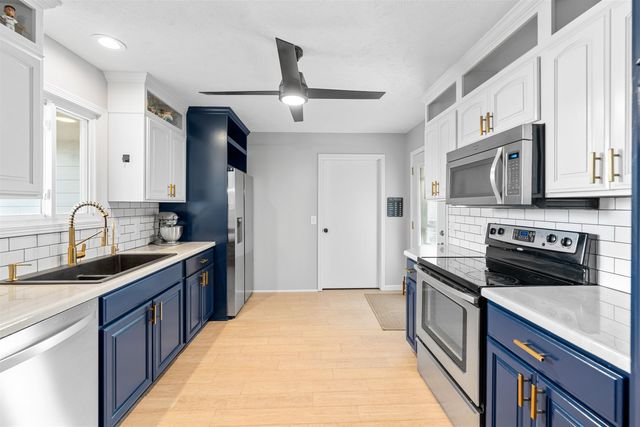 1326 Lakeview Dr, Salina, KS 67401