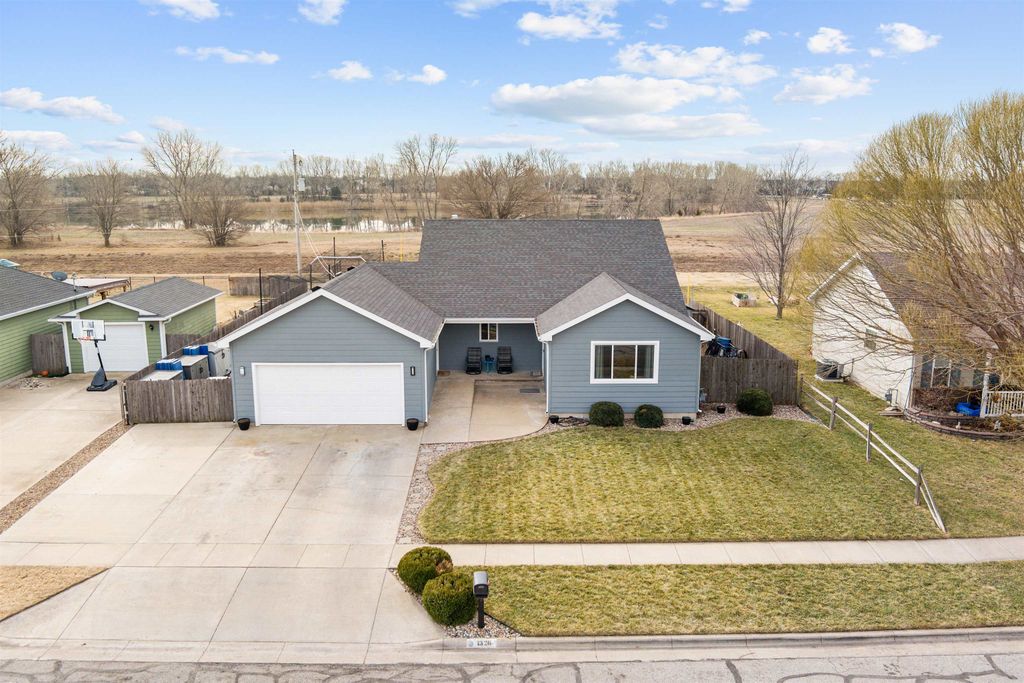 1326 Lakeview Dr, Salina, KS 67401