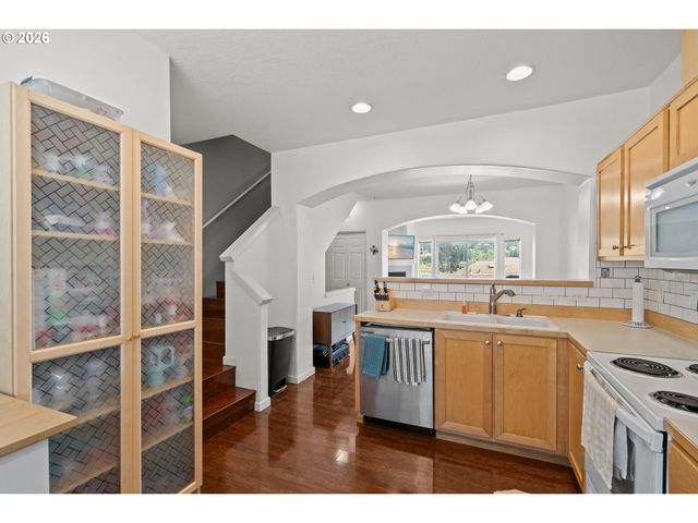 15465 Sw SPARROW Loop 104, Beaverton, OR 97007