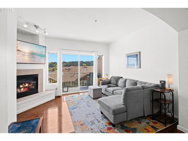 15465 Sw SPARROW Loop 104, Beaverton, OR 97007