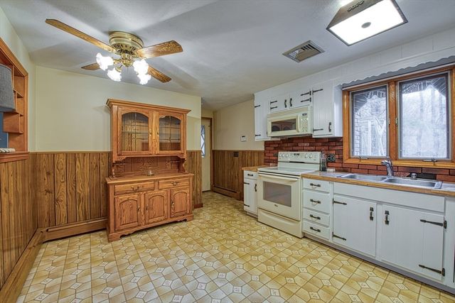 328 Caswell St, Taunton, MA 02718