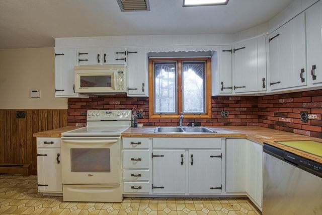 328 Caswell St, Taunton, MA 02718