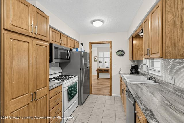 2224 Pembroke Road, Lansing, MI 48906
