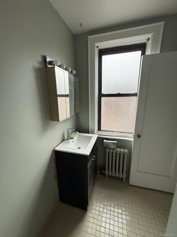 222 7th Street 2H, Garden City, NY 11530