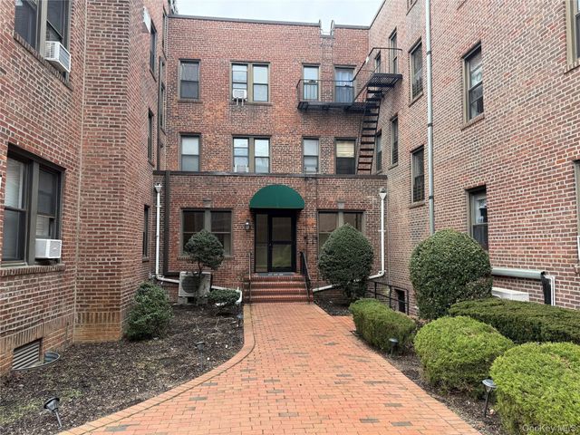 222 7th Street 2H, Garden City, NY 11530