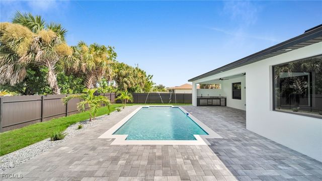 613 SW 11th PL, Cape Coral, FL 33991