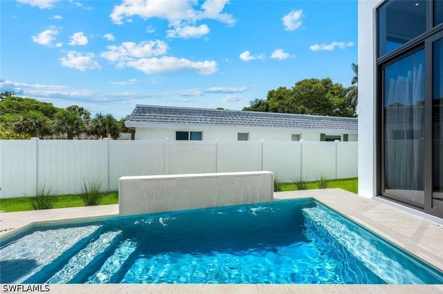 1230 10th AVE N, Naples, FL 34102