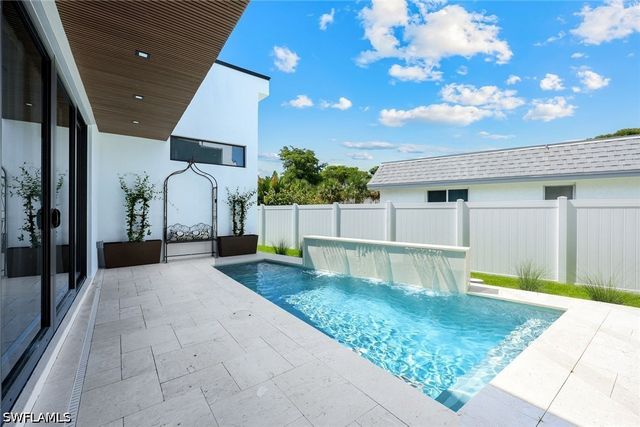 1230 10th AVE N, Naples, FL 34102
