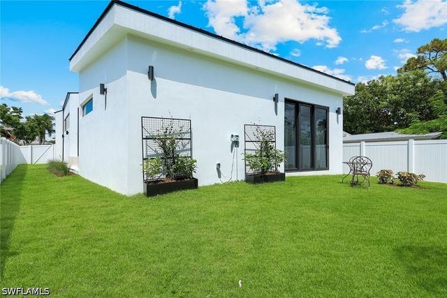 1230 10th AVE N, Naples, FL 34102