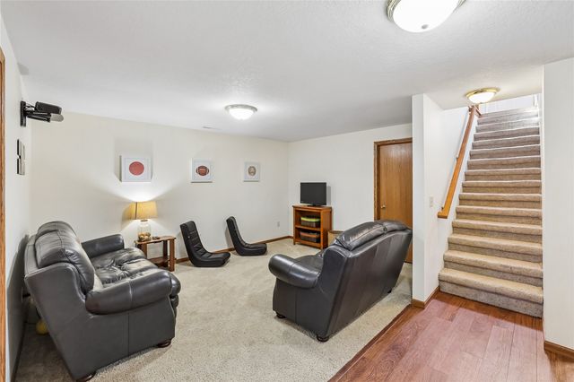 201 Oak Avenue, Urbana, IA 52345