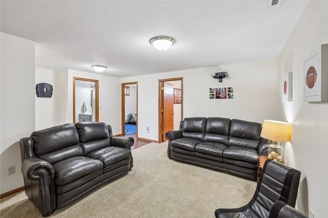 201 Oak Avenue, Urbana, IA 52345