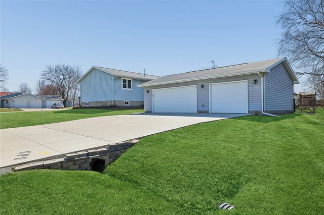 201 Oak Avenue, Urbana, IA 52345