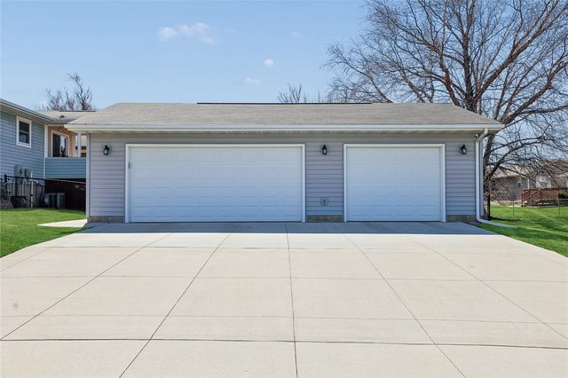 201 Oak Avenue, Urbana, IA 52345