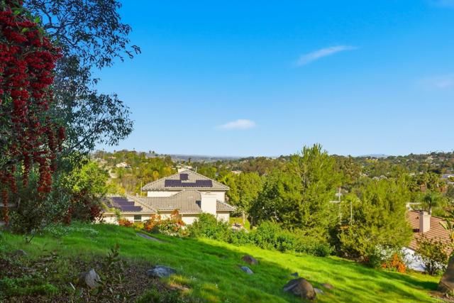 1921 Cresthaven Drive, Vista, CA 92084