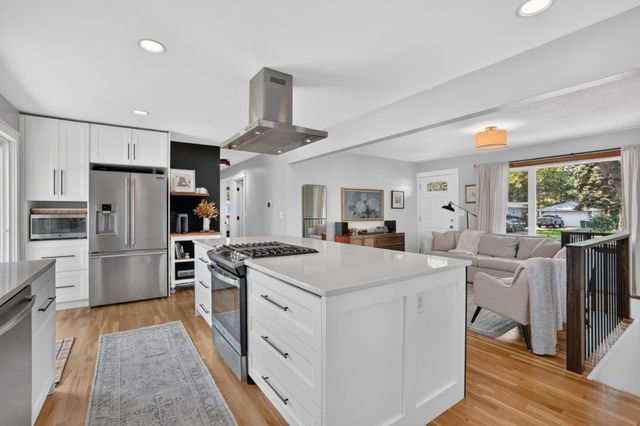 1257 Guthrie Avenue N, Oakdale, MN 55128