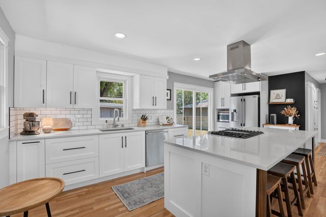 1257 Guthrie Avenue N, Oakdale, MN 55128