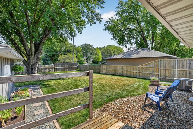 1257 Guthrie Avenue N, Oakdale, MN 55128