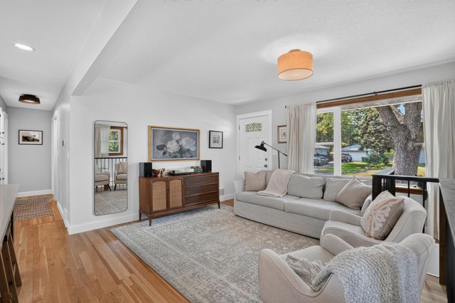 1257 Guthrie Avenue N, Oakdale, MN 55128